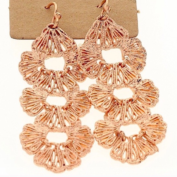 Jewelry - 💥3/$15 EUC Sparkling Dangle Earrings